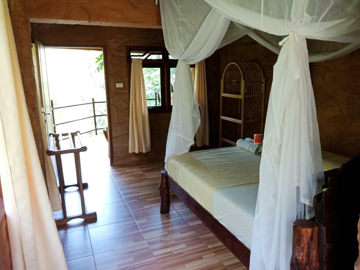On The Rocks Bungalows, Restaurant And Jungle Trekking Tours Bukit Lawang Eksteriør billede